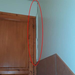 A l'intérieur, nous avons la présence de fissure, notamment à droite de la porte d'entrée