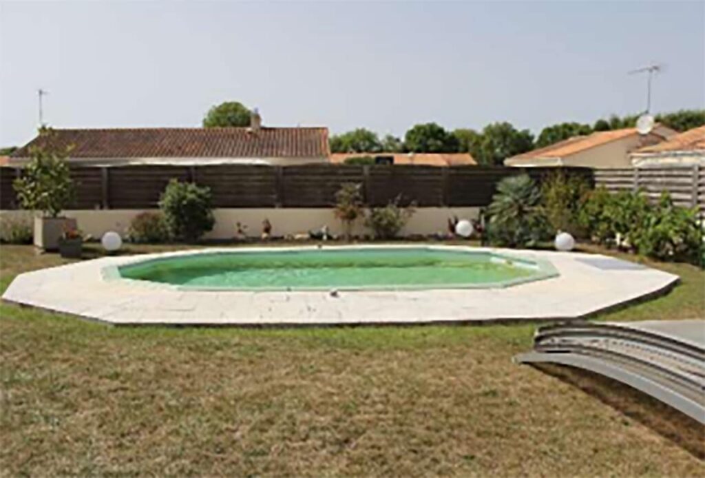 Réalisation d’une expertise en contrôle technique pour piscine extérieure et muret façade d'une maison dans le 85560 