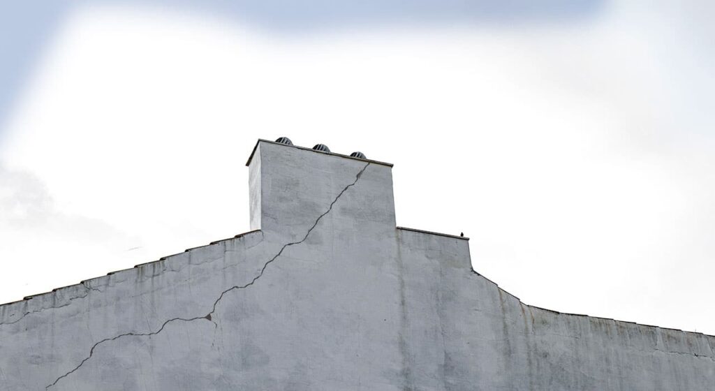 Qui consulter pour une fissure maison